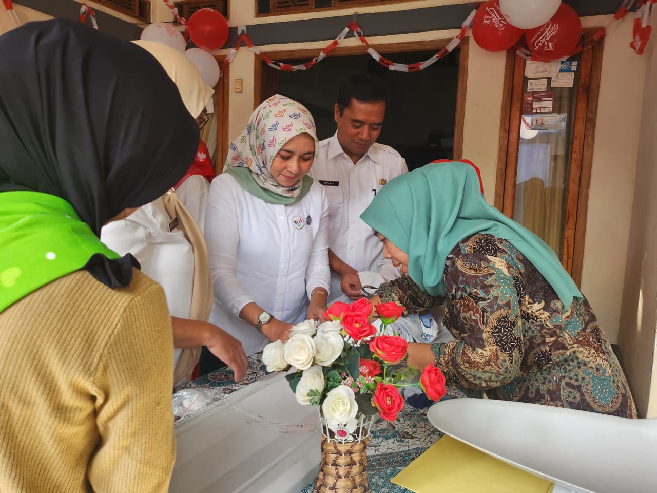 monitoring-posyandu-camat-majalaya-dan-tp-pkk-awasi-pemberian-vitamin-a-dan-obat-cacing