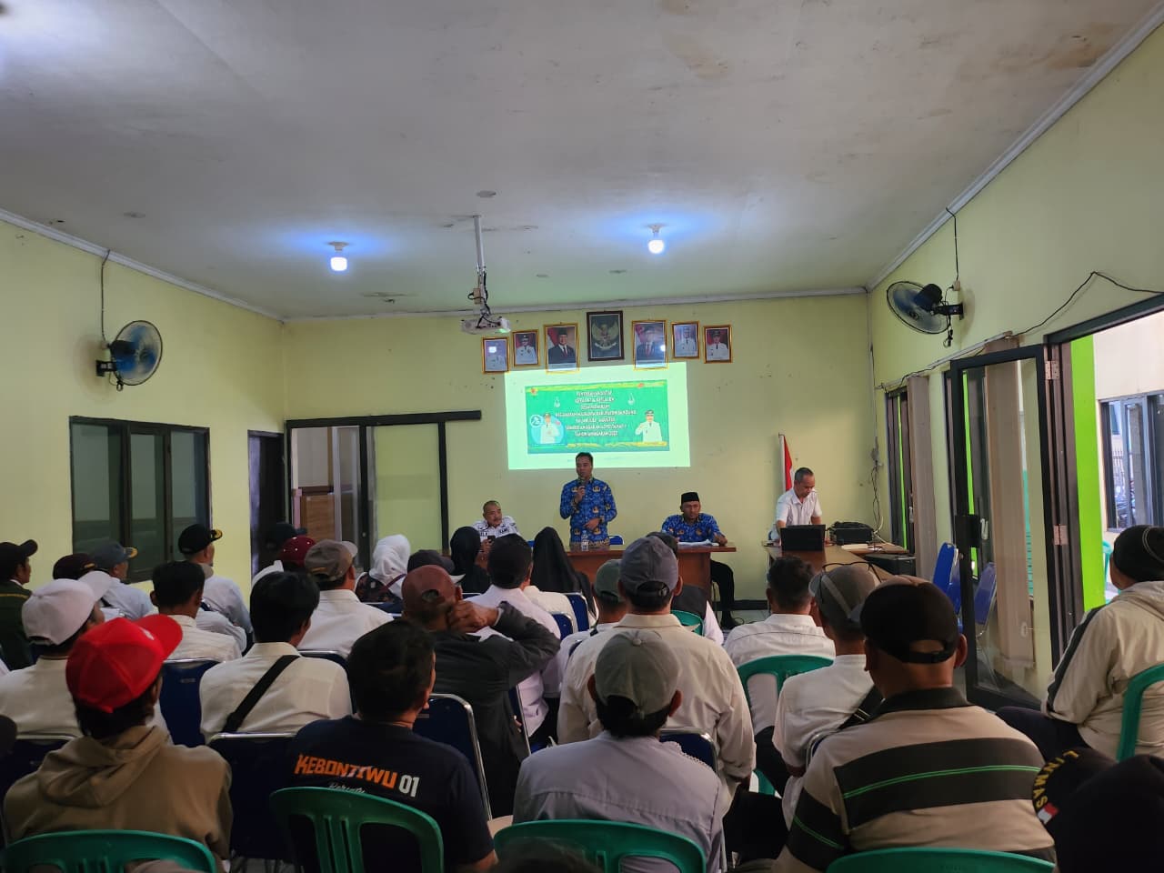 camat-hadiri-penyaluran-siltap-perangkat-desa-dan-insentif-rt-rw-di-desa-padaulun