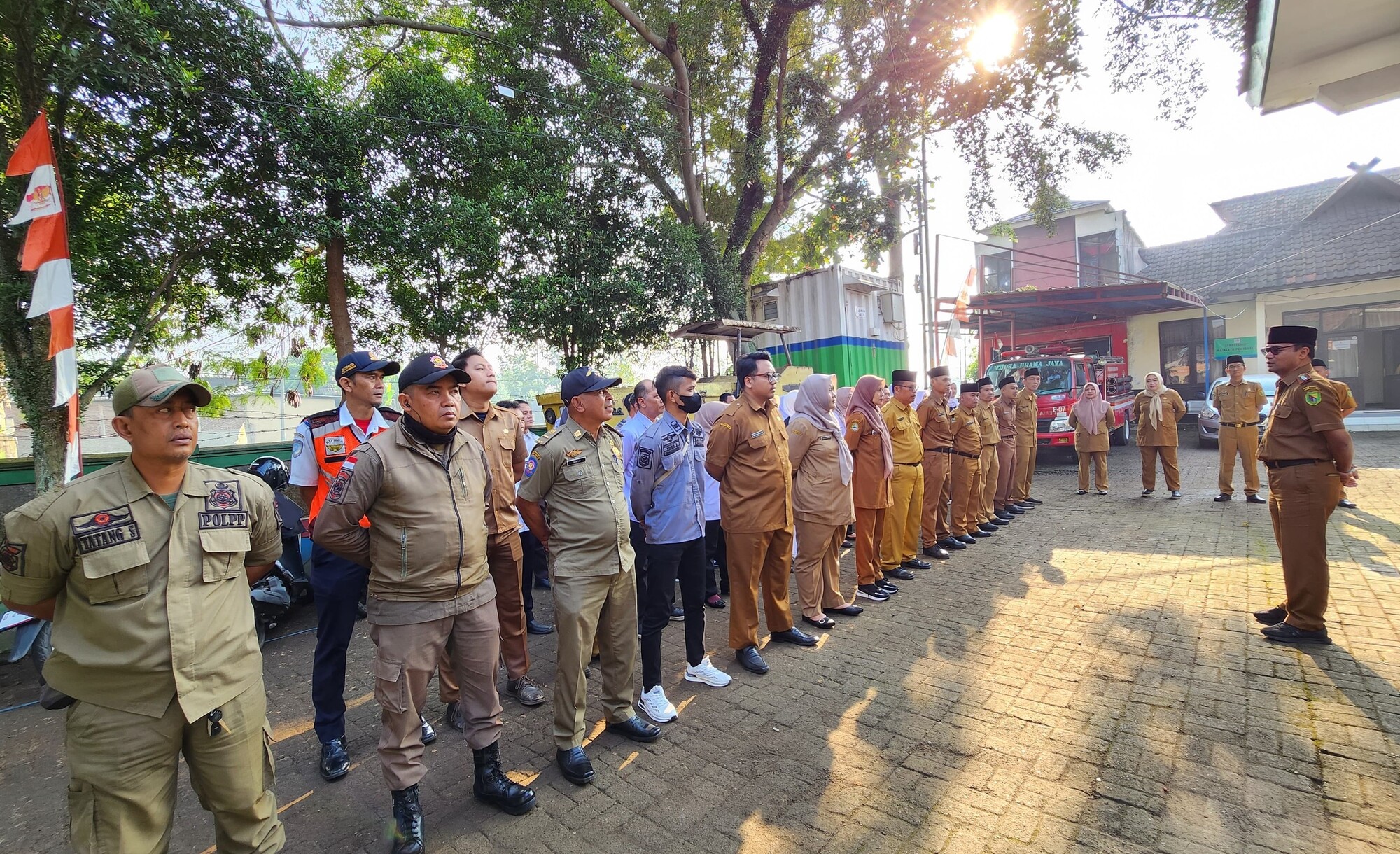 giat-apel-pagi-di-lingkungan-kecamatan-majalaya-dipimpin-oleh-bapak-camat-majalaya